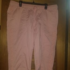 Cotton capris with lace detail